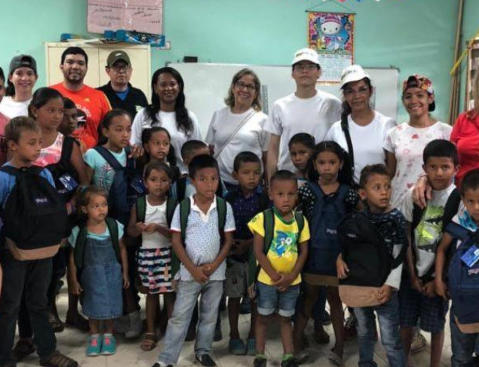 Mamomi Arriba students posing with backpacks