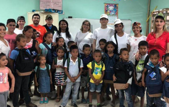 Mamomi Arriba students posing with backpacks