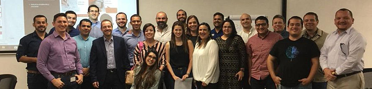 Equipo de NSI Solutions reunido con un cliente