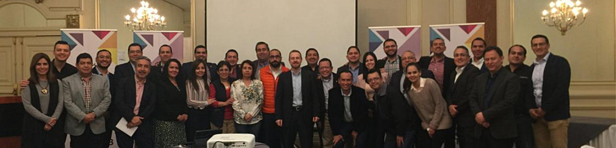 Consultores de NSI Solutions trabajando con clientes
