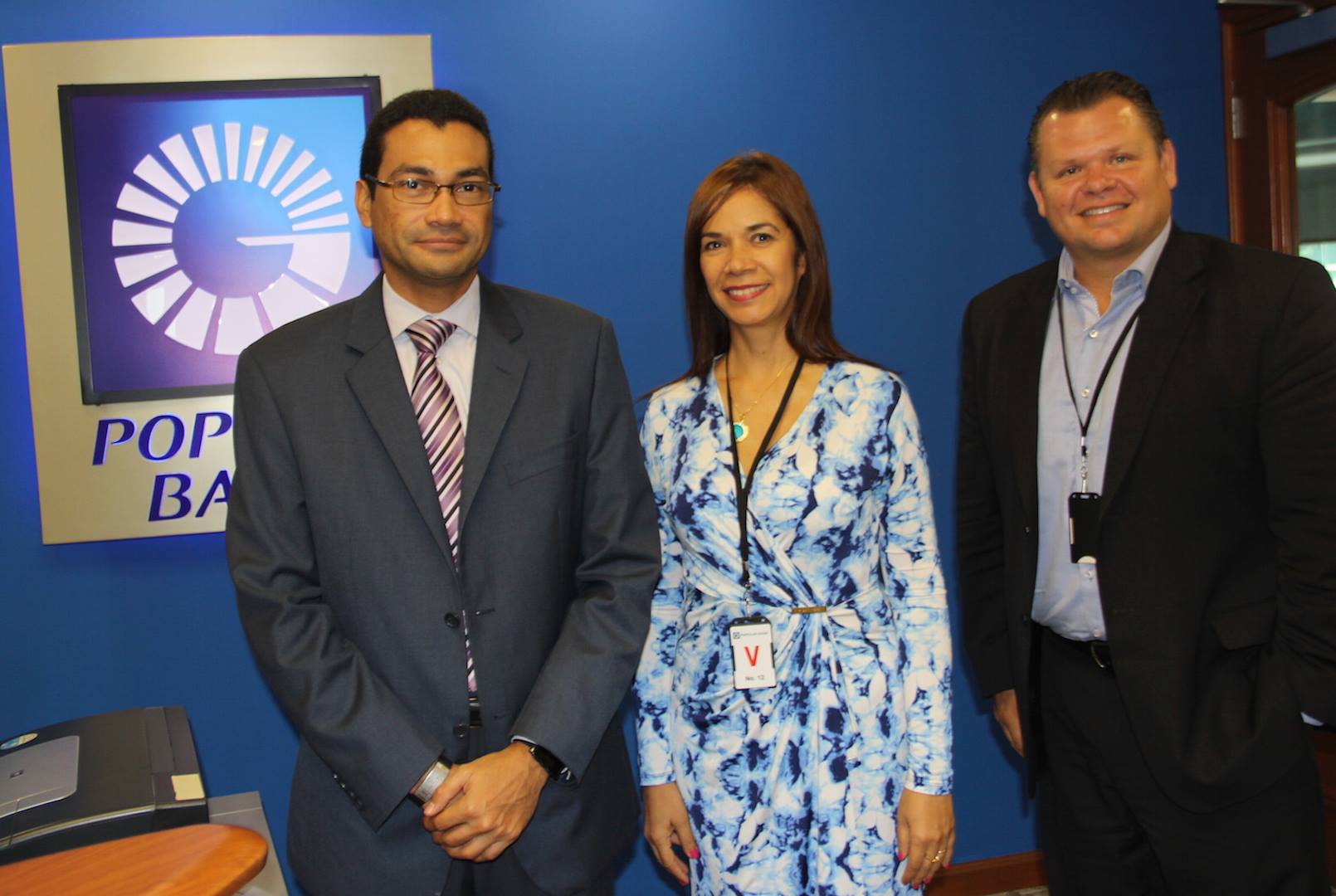 Equipo de NSI con representantes de Popular Bank
