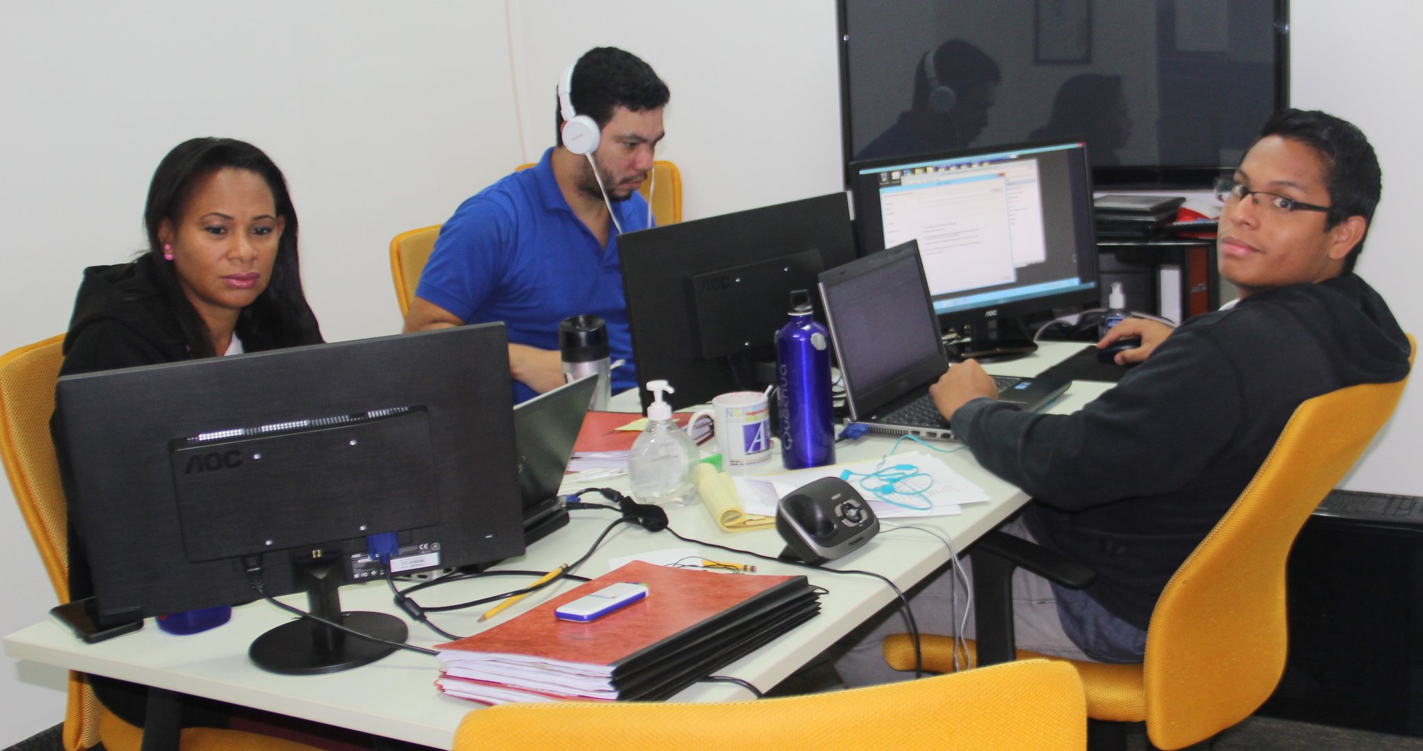 Equipo de NSI brindando soporte durante una sesión de trabajo