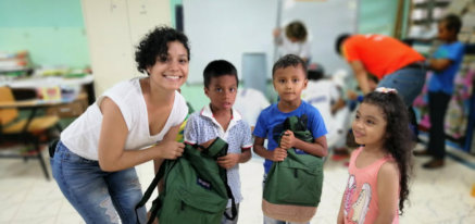 Entrega de más mochilas en Mamoni Arriba